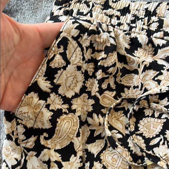 Old Navy Cropped Floral Casual Joggers Black Tan Cream EUC Small - Picture 5 of 5